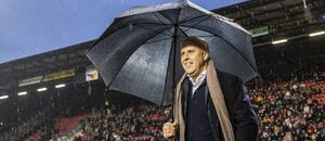 Arne Slot se přesune do deštivé Anglie, budou na něj na Anfieldu padat kapky štěstí?
