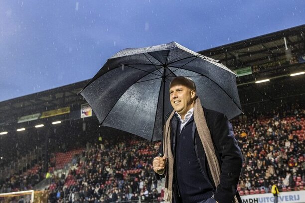 Arne Slot se přesune do deštivé Anglie, budou na něj na Anfieldu padat kapky štěstí?