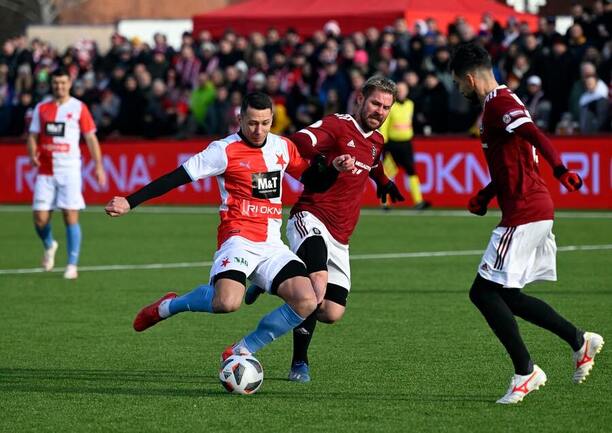 Marek Suchý a Tomáš Hübschman v souboji, Silvestrovské derby 2023