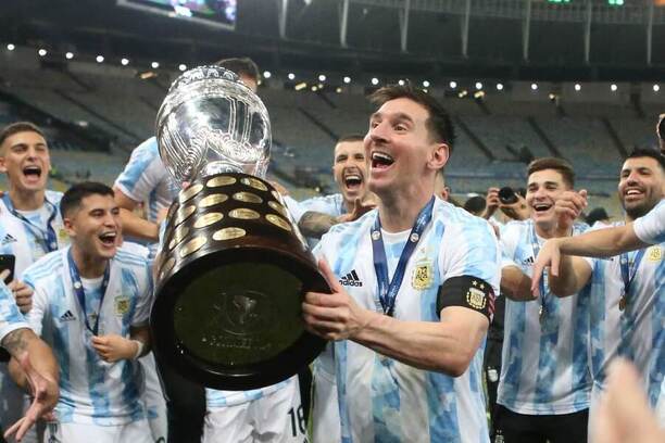 Lionel Messi s pohárem pro vítěze Copa América