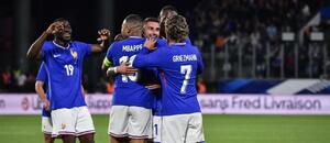 Hráči Francie slaví gól v přípravném utkání proti Lucembursku