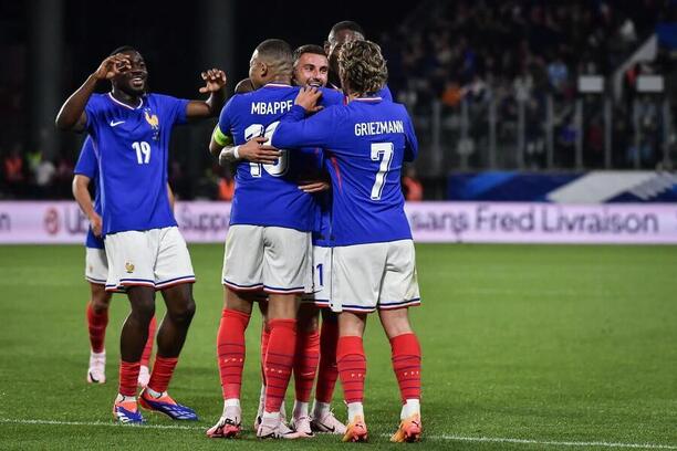 Hráči Francie slaví gól v přípravném utkání proti Lucembursku