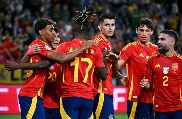 Hráči Španělska slaví gól proti Itálii
