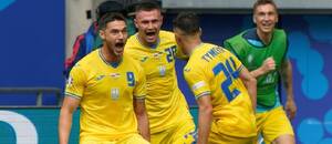 Ukrajina slaví poté, co Roman Yaremchuk vstřelil vítězný gól proti Slovensku na EURO 2024
