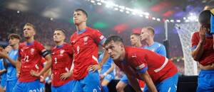 Zklamaní čeští fotbalisté po zápase s Tureckem