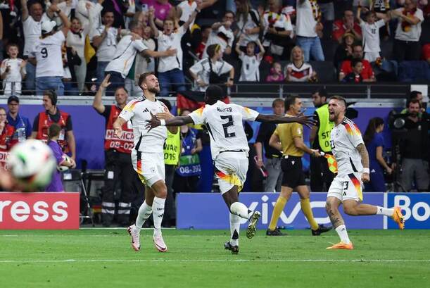 Němečtí hráči slaví gól proti Švýcarsku