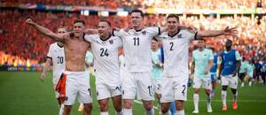 Fotbalisté Rakouska slaví výhru nad Nizozemskem a postup do osmifinále