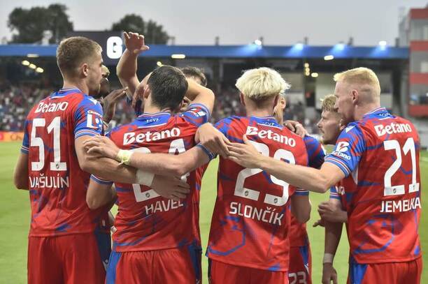 Hráči Viktorie Plzeň slaví gól proti Karviné