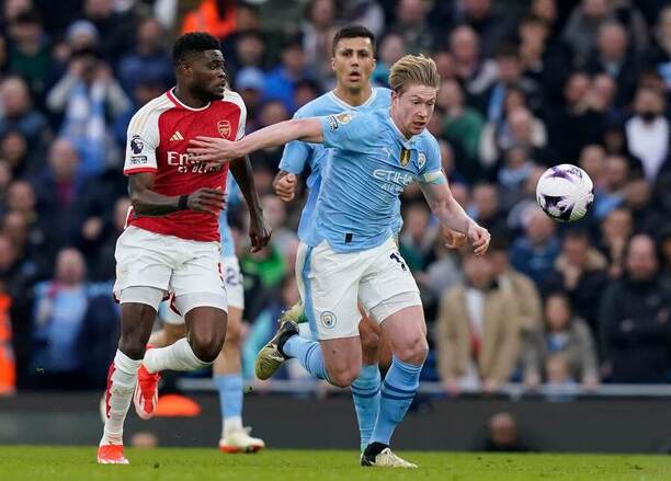 Thomas Partey a Kevin De Bruyne v březnovém ligovém utkání