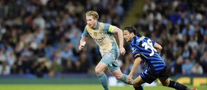 Kevin De Bruyne prochází přes Mattea Darmiana