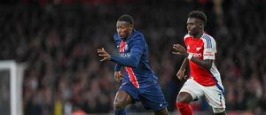 Nuno Mendes a Bukayo Saka při utkání na Emirates Stadium