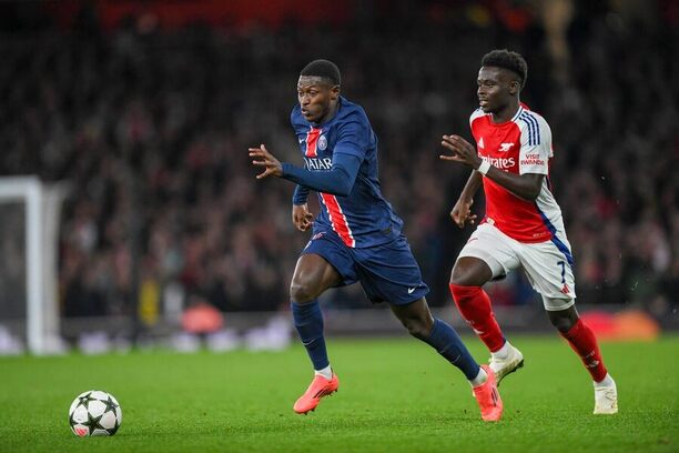 Nuno Mendes a Bukayo Saka při utkání na Emirates Stadium