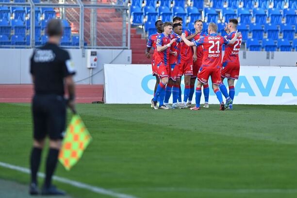 Fotbalisté Plzně oslavují vstřelený gól proti Baníku Ostrava