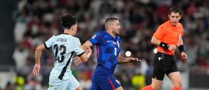 Vitinha a Mateo Kovačić během zářijového utkání mezi Portugalskem a Chorvatskem