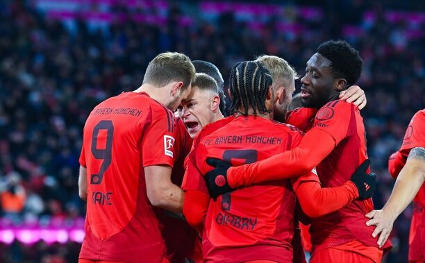 Hráči Bayernu slaví gól proti Augsburgu, 11. kolo Bundesligy 2024–25