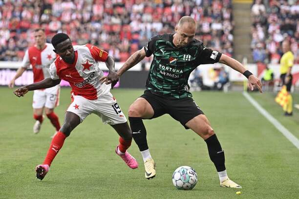 Zápas 1. kola nadstavby nejvyšší české fotbalové ligy. Zleva Oscar ze Slavie v souboji s Jiřím Klímou z Baníku.