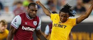 Útočník West Hamu Michail Antonio přechází s míčem přes hráče Wolverhamptonu Tawandu Chirewu