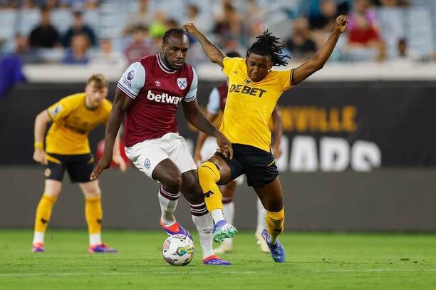 Útočník West Hamu Michail Antonio přechází s míčem přes hráče Wolverhamptonu Tawandu Chirewu