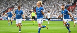 Hráči Baníku Ostrava se radují ze vstřelené branky proti polské Legii Hráči Baníku Ostrava se radují ze vstřelené branky proti polské Legii