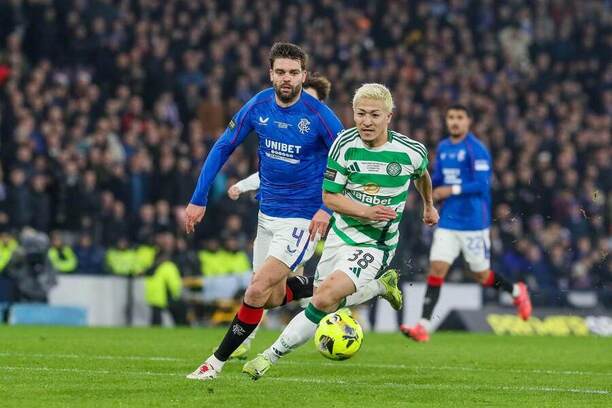 Finále Premier Sports Cupu: Daizen Maeda ze Celticu běží na bránu Rangers.