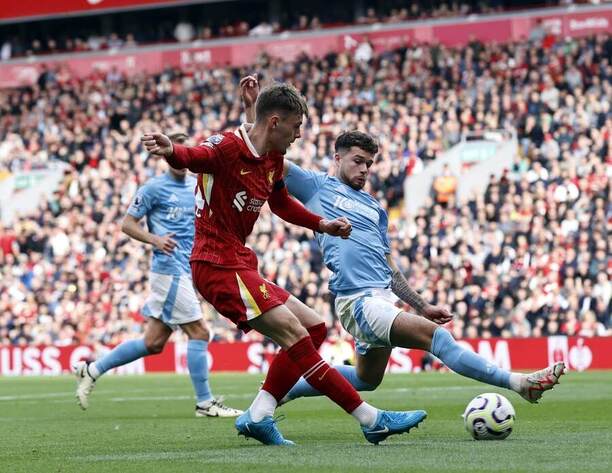 Premier League: Conor Bradley z Liverpoolu (vlevo) v souboji s Williamsem z Nottinghamu