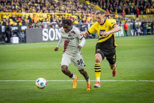 Nico Schlotterbeck a Jeremie Frimpong v souboji, 30. kolo Bundesligy 2023–24