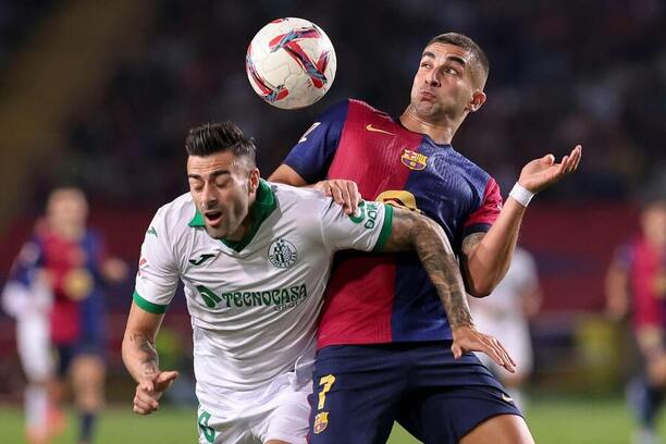 LaLiga 7. kolo: Ferran Torres z Barcelony v hlavičkovém souboji proti Getafe