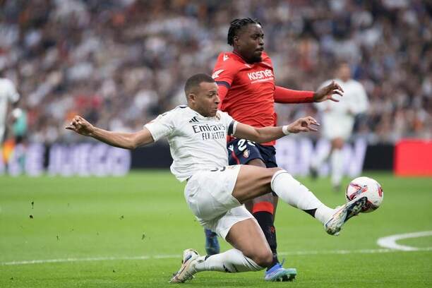 Hvězda Realu Madrid Kylian Mbappé v šanci během duelu proti Osasuně