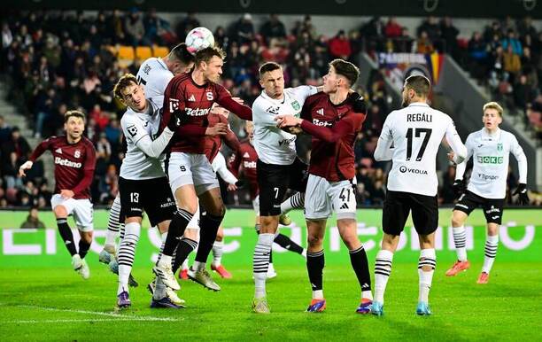 Utkání 8. kola Chance Ligy: Skrumáž v zápase Sparta vs. Karviná před brankou hostů