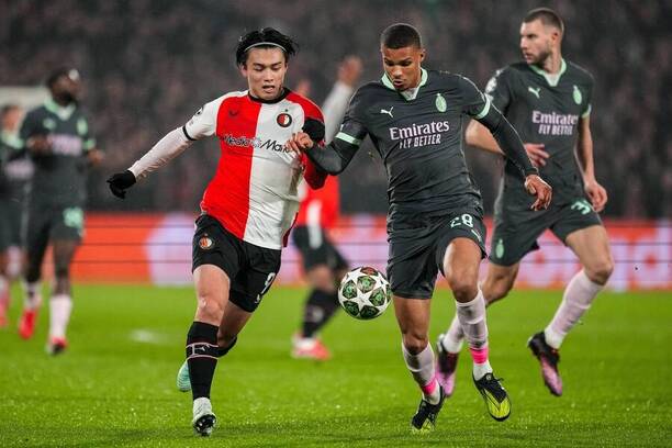 Ayase Ueda z Feyenoordu Rotterdam v souboji o míč s Malickem Thiawem v rámci utkání Ligy mistrů