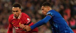 Alexander-Arnold v dresu Liverpoolu během utkání proti Chelsea. Na snímku s Colwillem Alexander-Arnold v dresu Liverpoolu během utkání proti Chelsea. Na snímku s Colwillem