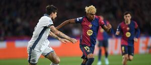 Francesco Acerbi a Lamine Yamal během úvodního semifinále Ligy mistrů Francesco Acerbi a Lamine Yamal během úvodního semifinále Ligy mistrů