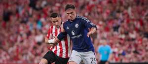 Alex Berenguer z Bilbaa a Manuel Ugarte z Manchesteru United, semifinále Evropské ligy 2024–25 Alex Berenguer z Bilbaa a Manuel Ugarte z Manchesteru United, semifinále Evropské ligy 2024–25