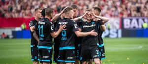 Fotbalisté Viktorie Plzeň se ve 2. kole nadstavby Chance Ligy radují z gólu do sítě Slavie Fotbalisté Viktorie Plzeň se ve 2. kole nadstavby Chance Ligy radují z gólu do sítě Slavie