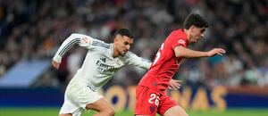 Dani Ceballos z Realu Madrid a Juanlu Sánchez ze Sevilly, 18. kolo La Ligy 2024–25 Dani Ceballos z Realu Madrid a Juanlu Sánchez ze Sevilly, 18. kolo La Ligy 2024–25
