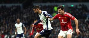Rodrigo Bentancur z Tottenhamu a Harry Maguire z Manchesteru United, 25. kolo Premier League 2024–25 Rodrigo Bentancur z Tottenhamu a Harry Maguire z Manchesteru United, 25. kolo Premier League 2024–25