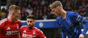Premier League 2024/25: Zleva na snímku Elliott Anderson a Alex Moreno z Nottinghamu snažící se připravit o míč Colea Palmera v barvách Chelsea Premier League 2024/25: Zleva na snímku Elliott Anderson a Alex Moreno z Nottinghamu snažící se připravit o míč Colea Palmera v barvách Chelsea