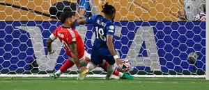Christopher Nkunku z Chelsea v soubojí o míč na MS klubů 2025 Christopher Nkunku z Chelsea v soubojí o míč na MS klubů 2025
