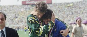 Claudio Taffarel (Brazílie) utěšuje Roberta Baggia Claudio Taffarel (Brazílie) utěšuje Roberta Baggia