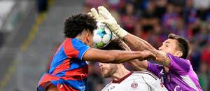 Christophe Kabongo v souboji o míč se dvěma hráči Servette Christophe Kabongo v souboji o míč se dvěma hráči Servette