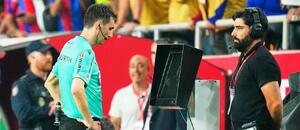 Rozhodčí Ricardo De Burgos Bengoetxea kontroluje VAR monitor ve finále Copa del Rey Rozhodčí Ricardo De Burgos Bengoetxea kontroluje VAR monitor ve finále Copa del Rey