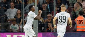 Rafiu Durosinmi a Amar Memić slaví branku proti Servette, odveta 2. předkola LM 2025–26 Rafiu Durosinmi a Amar Memić slaví branku proti Servette, odveta 2. předkola LM 2025–26