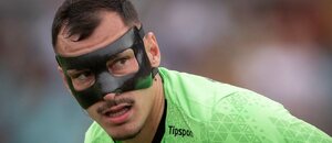 Sledujte dnes Mladá Boleslav vs. Plzeň živě a zdarma, na fotce gólman Plzně Martin Jedlička s ochrannou maskou na obličeji Sledujte dnes Mladá Boleslav vs. Plzeň živě a zdarma, na fotce gólman Plzně Martin Jedlička s ochrannou maskou na obličeji
