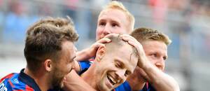 Hráči Viktorie Plzeň slaví branku Hráči Viktorie Plzeň slaví branku