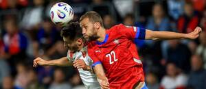 Tomáš Souček v souboji se Stevanem Jovetičem během kvalifikace na MS 2026 Tomáš Souček v souboji se Stevanem Jovetičem během kvalifikace na MS 2026