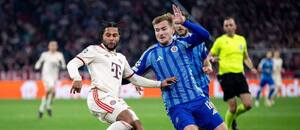 Serge Gnabry z Bayernu Mnichov bojuje o míč s Jurijem Medveděvem, jenž hájí barvy Slovanu Bratislava v rámci Ligy mistrů Serge Gnabry z Bayernu Mnichov bojuje o míč s Jurijem Medveděvem, jenž hájí barvy Slovanu Bratislava v rámci Ligy mistrů