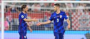 Opory chorvatského týmu Luka Modrić (vlevo) a Andrej Kramarić během červnového utkání s Českem Opory chorvatského týmu Luka Modrić (vlevo) a Andrej Kramarić během červnového utkání s Českem