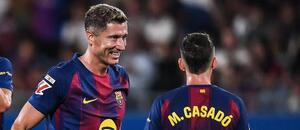 Útočník Barcelony Robert Lewandowski a jeho spoluhráč Casadó během utkání proti Valencii Útočník Barcelony Robert Lewandowski a jeho spoluhráč Casadó během utkání proti Valencii
