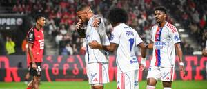 Radost fotbalistů Lyonu z gólu Tolissa proti Rennes Radost fotbalistů Lyonu z gólu Tolissa proti Rennes