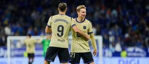 Robert Lewandowski a Frenkie de Jong slaví gól Barcelony v Oviedu Robert Lewandowski a Frenkie de Jong slaví gól Barcelony v Oviedu